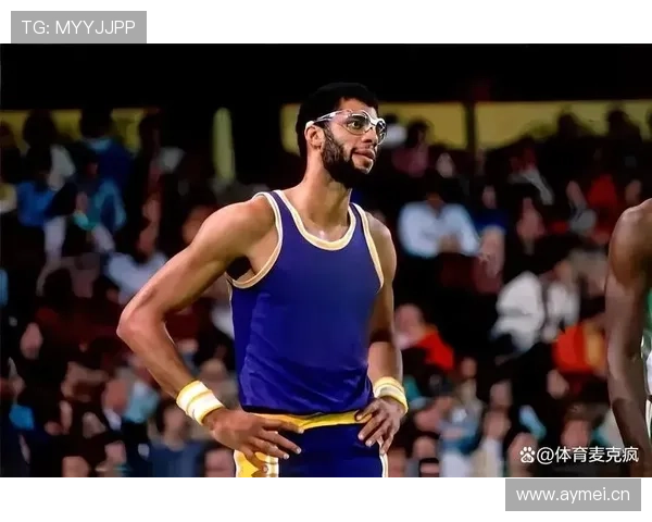 贾巴尔无球掩护制造错位，内线统治力改变对手防守布局